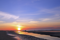 Ameland-Holland<br />Der glühende Sonnenuntergang wirft tiefe Schatten auf dem nördlichen Seestrand von Ameland.