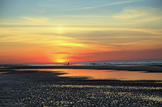 Ameland-Holland<br />Der glühende Sonnenuntergang wirft tiefe Schatten auf dem nördlichen Seestrand von Ameland.