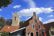 Ameland-Holland: Das Dorf Nes, für Ameländer Gegenwart und Vergangenheit in sich.<br /> Auf der einen Seite steht das Dorf voll mit prächtigen Kommandeurshäusern, auf der anderen Seite verfügt Nes über moderne Einrichtungen für Touristen.