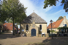 Ameland-Holland: Das Dorf Nes, für Ameländer Gegenwart und Vergangenheit in sich.<br /> Auf der einen Seite steht das Dorf voll mit prächtigen Kommandeurshäusern, auf der anderen Seite verfügt Nes über moderne Einrichtungen für Touristen.