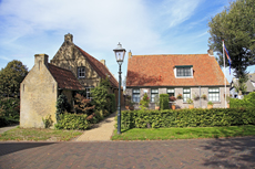 Ameland-Holland. Das Dorf Nes, für Ameländer Gegenwart und Vergangenheit in sich.<br /> Auf der einen Seite steht das Dorf voll mit prächtigen Kommandeurshäusern, auf der anderen Seite verfügt Nes über moderne Einrichtungen für Touristen.