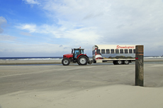 Ameland-Holland: Wer es bequem mag, fährt mit dem Strandexpress am Strand lang..