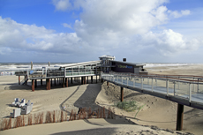 Ameland-Holland: Das Strandhaus lädt immer wieder zum Einkehren ein und bietete einen herrlichen Blick über den Strand und das Strandgeschehen.