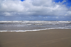 Ameland-Holland: Starke Winde peitschen die Nordsee auf..