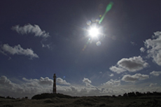 Ameland-Holland: Der Blick von den Hollumer Dünen auf den Leuchtturm Bornrif im Gegenlicht.