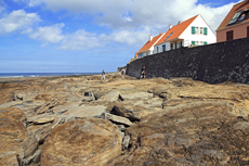 Audresselles-Frankreich: Der Blick vom Strand auf die steinerne Wälle der Uferpromenade.