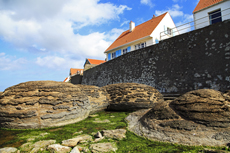 Audresselles-Frankreich<br />Die durch Wind und Wetter geformten runden Felsen schützen die steinernen Wälle der Uferpromenade vor der starken Wellenbrandung.