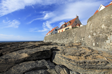 Audresselles-Frankreich<br />Die flachen vom Meer geformten Felsen und die Uferbastion verschmelzen zu einer Einheit.