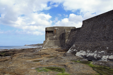 Audresselles-Frankreich<br />Zeugnis der Vergangenheit.<br />Der mächtige Bunker, eingebaut in die Uferbastion von Audresselles.<br /> Noch heute findet man auf dem Gebiet um Audresselles und Cap Griz-Nez sichtbare Spuren der schweren Bombenangriffe gegen diesen Teil des Atlantikwalls von 1944.