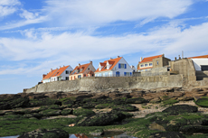 Audresselles-Frankreich<br />Die bunten Häuser von Audresselles, liegen schützend hinter der Uferbastion.