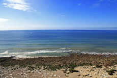 Audresselles-Frankreich<br />Wenn die See ruhig liegt, sieht auch die felsige Küste am Cap Griz-Nez im Mittagslicht zahm aus.