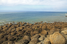 Audresselles-Frankreich<br />Unterhalb der Klippe von Cap Cries-Nez lagern die ineinander gewürfelten Felsblöcke.