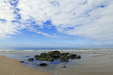 Audresselles-Frankreich<br />Nur bei Ebbe zeigen sich kleinere Felsformationen am Strand von Wissant.