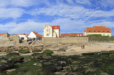 Audresselles-Frankreich<br />Panoramablick vom Meer auf die Uferbastion von Audresselles.<br />Sand, Kies, Felsen und das Licht, hier zeigt sich die ganze Schönheit der Küste von Audresselles.