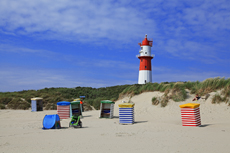 Borkum: Der rot-weiß gestreifte elektrische Leuchtturm am Südstrand.