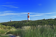 Borkum: Panoramablick vom Meer auf die Süddünen und den Südstrand.