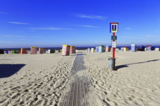 Borkum: Der Südstrand, Hinweisschilder führen zum richtigen Strandabschnitt.