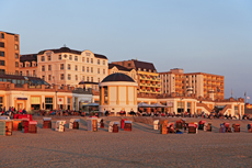 Borkum: Sonnenuntergang am Nordstrand, ein Fest der Farben.