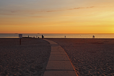 Borkum: Sonnenuntergang am Nordstrand, ein Fest der Farben.