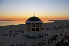 Borkum: Sonnenuntergang am Nordstrand, ein Fest der Farben.