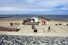 Borkum: Am Weststrand: Zahlreiche Strandlokale werben mit hausgemachten Kuchen, Suppen und Eintöpfe.