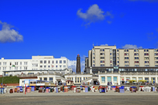 Borkum: Panoramablick auf den Weststrand und Nordstrand.