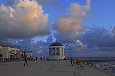 Borkum: Der Musikpavillon steht seit mehr als 100 Jahren auf Borkums Promenade und ist mit seinen zahlreichen Konzerten Anziehungspunkt für viele Touristen.