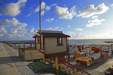 Borkum: Am Weststrand: eine von zahlreichen kleinen Hütten, an denen man Strandkörbe und Strandzelte mieten kann.