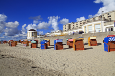 Borkum: Bunte Strandkörbe und Strandzelte bestimmen das Bild am Nordstrand.