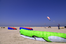 Borkum: Deutsche Meisterschaft im Kitebuggy am Nordstrand. Noch liegen die bunten Lenkdrachen (Kite) am Strand und warten auf ihren Einsatz.