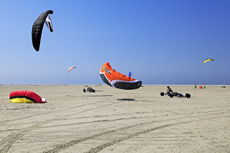 Borkum: Deutsche Meisterschaft im Kitebuggy am Nordstrand. Die ersten Startvorbereitungen laufen.