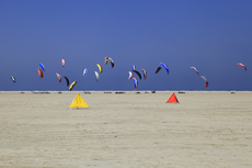 Borkum: eutsche Meisterschaft im Kitebuggy am Nordstrand. Sonne, Sand, Wind und die endlose Weite des Nordstrands sind die besten Voraussetzungen für das Kite-Buggy-Fahren.