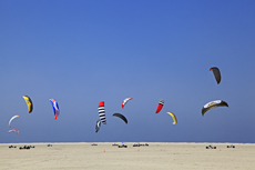 Borkum: Deutsche Meisterschaft im Kitebuggy am Nordstrand. Ein buntes Treiben am blauen Himmel vom Nordstrand.