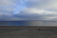 Borkum: Das erste blaue Loch zeigt sich am Horizont.