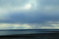 Borkum: Sonnenstrahlen brechen durch die dichte Wolkendecke.