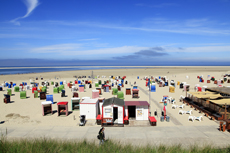 Borkum: Die Bunten Strandbuden und Strandkörbe am Nordstrand.