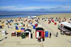 Borkum: Die Bunten Strandbuden und Strandkörbe am Nordstrand.