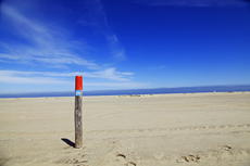 Borkum: Wegweiser am Oststrand.