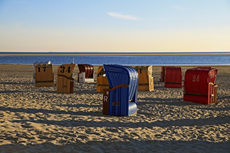 Borkum: Strandkörbe im verzauberten Abendlicht.