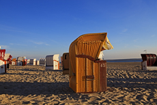 Borkum: Strandkörbe im verzauberten Abendlicht.