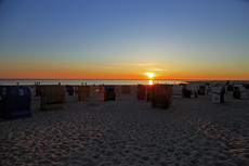 Borkum: Sonnenuntergang am Nordstrand, ein Fest der Farben.