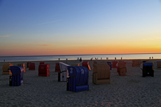 Borkum: Sonnenuntergang am Nordstrand, ein Fest der Farben.