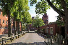 Borkum: Wiesenweg mit Blick auf die Evangelisch-reformierte Kirche.