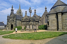 Guimiliau: Kalvarienberg und Kirche