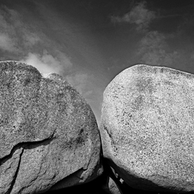 Die Bretagne: ein anderer Blick - un regard différent: Tregastel, Côte de Granit Rose - die Rosa Granit Küste. Die Côte de Granit Rose ist wegen ihrer vielfältigen Felsformationen eine der schönsten Gegenden der Bretagne.