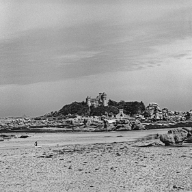 Die Bretagne: ein anderer Blick - un regard différent: Tregastel, Côte de Granit Rose - die Rosa Granit Küste. Die Côte de Granit Rose ist wegen ihrer vielfältigen Felsformationen eine der schönsten Gegenden der Bretagne.