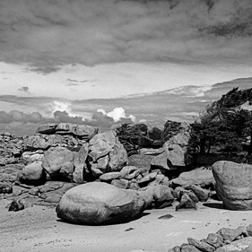 Die Bretagne: ein anderer Blick - un regard différent: Tregastel, Côte de Granit Rose - die Rosa Granit Küste. Die Côte de Granit Rose ist wegen ihrer vielfältigen Felsformationen eine der schönsten Gegenden der Bretagne.