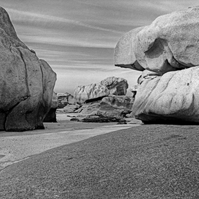 Die Bretagne: ein anderer Blick - un regard différent: Tregastel, Côte de Granit Rose - die Rosa Granit Küste. Die Côte de Granit Rose ist wegen ihrer vielfältigen Felsformationen eine der schönsten Gegenden der Bretagne.