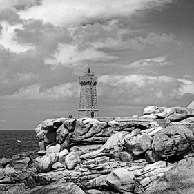 Die Bretagne: ein anderer Blick - un regard différent: Ploumanach, Côte de Granit Rose - die Rosa Granit Küste. Der Leuchtturm von Ploumanach.