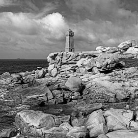 Die Bretagne: ein anderer Blick - un regard différent: Ploumanach, Côte de Granit Rose - die Rosa Granit Küste. Der Leuchtturm von Ploumanach.